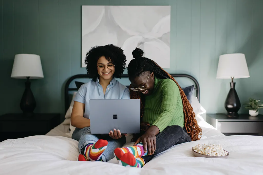 Psychische Gesundheitsfachkraft berät einen Patienten in einer modernen Büroumgebung